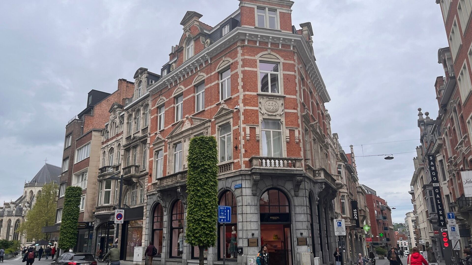 Nice studio for students for rent at prime location in Leuven.

Located on the third floor is this studio. Equipped with its own kitchen, desk and a loft bed. There is a lift in the building and both washing and drying machines are located in the basement