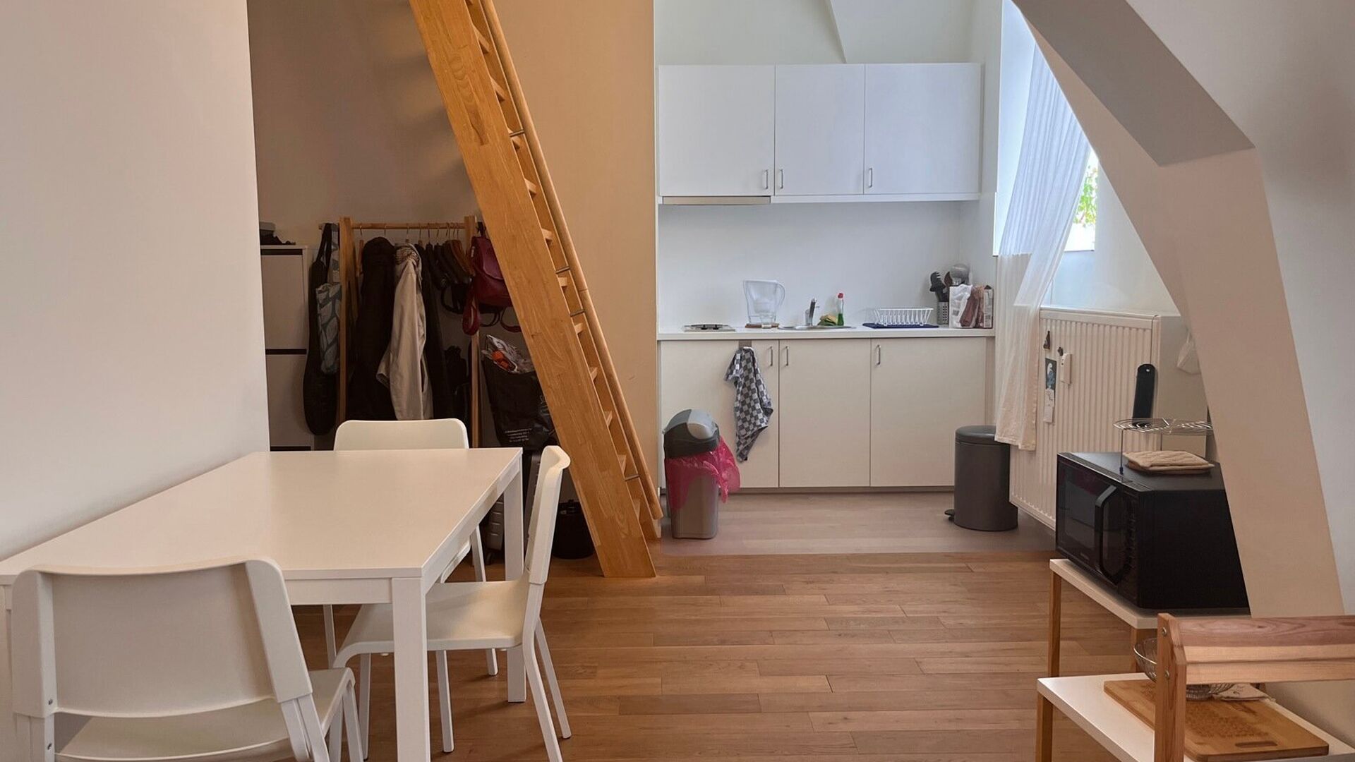 Nice studio for students for rent at prime location in Leuven.

Located on the third floor is this studio. Equipped with its own kitchen, desk and a loft bed. There is a lift in the building and both washing and drying machines are located in the basement