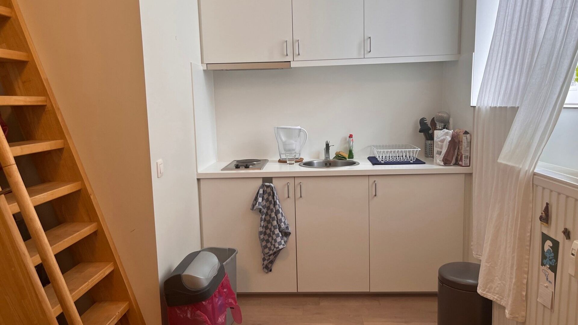 Nice studio for students for rent at prime location in Leuven.

Located on the third floor is this studio. Equipped with its own kitchen, desk and a loft bed. There is a lift in the building and both washing and drying machines are located in the basement