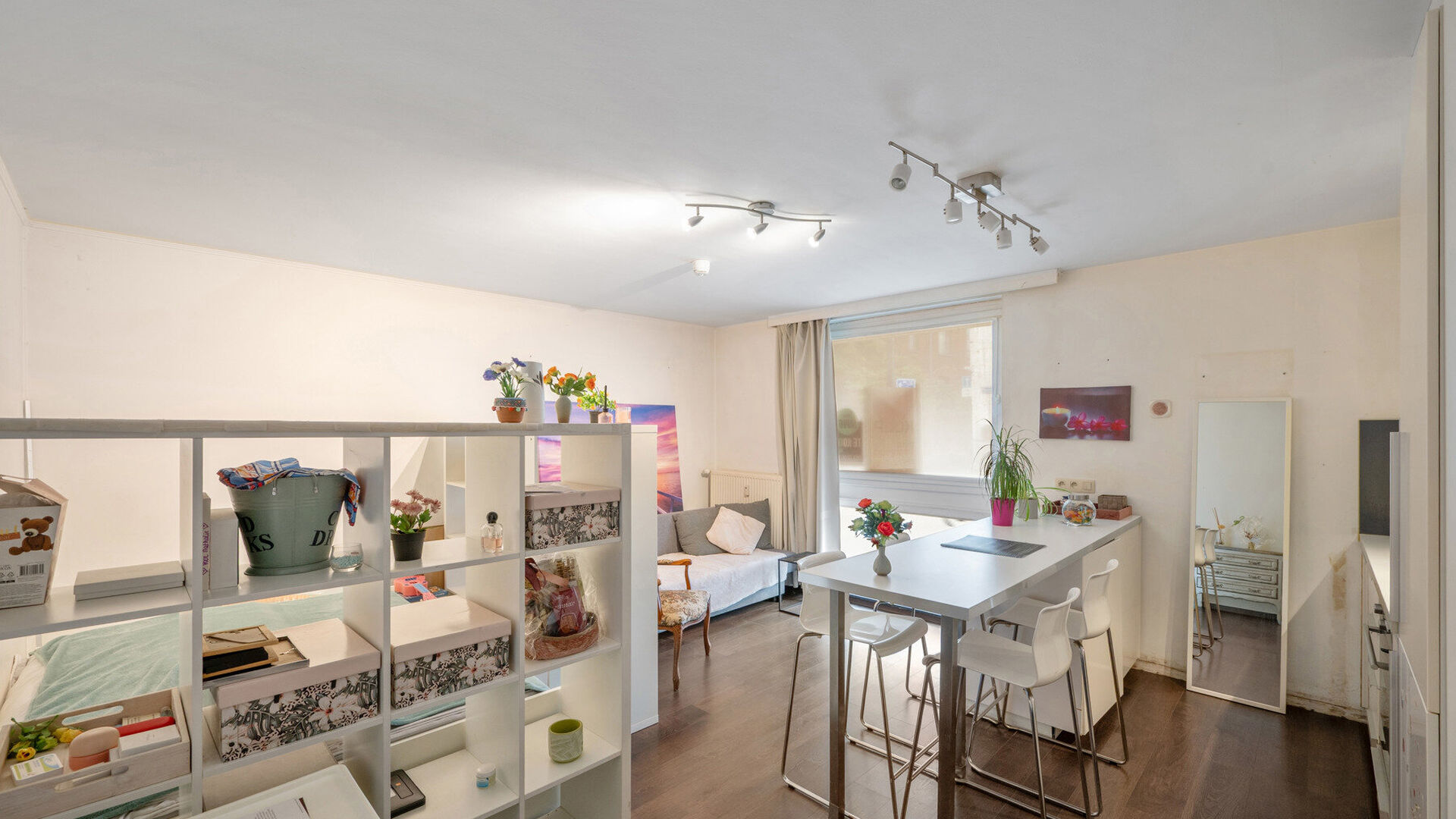 Welcome to Leuven! Located in an excellent and central location, close to the bustling city center, is this charming and bright ground-floor studio of 30 m².
Here, you live within walking distance of everything Leuven has to offer. Cozy shops, restauran