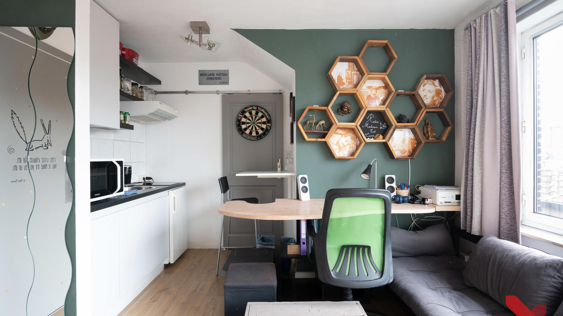 Gezellige studio in een rustige buurt 

Deze praktisch ingerichte studio met opklapbed is gelegen in hartje Leuven en beschikt over een lichtrijke leefruimte met open keuken en bureauruimte.  

De keuken is voorzien van een 2-pits keramische kookplaat, ee