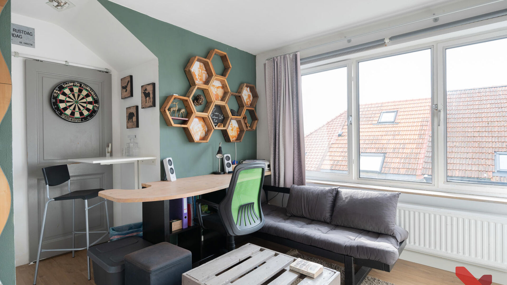 Gezellige studio in een rustige buurt 

Deze praktisch ingerichte studio met opklapbed is gelegen in hartje Leuven en beschikt over een lichtrijke leefruimte met open keuken en bureauruimte.  

De keuken is voorzien van een 2-pits keramische kookplaat, ee