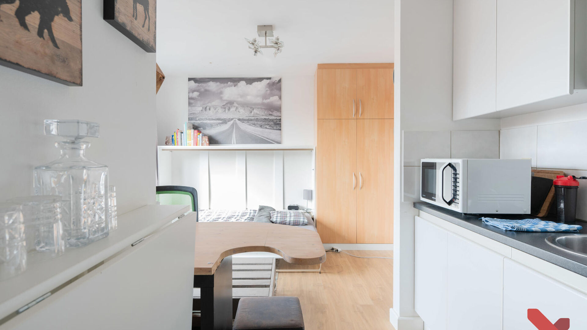 Gezellige studio in een rustige buurt 

Deze praktisch ingerichte studio met opklapbed is gelegen in hartje Leuven en beschikt over een lichtrijke leefruimte met open keuken en bureauruimte.  

De keuken is voorzien van een 2-pits keramische kookplaat, ee