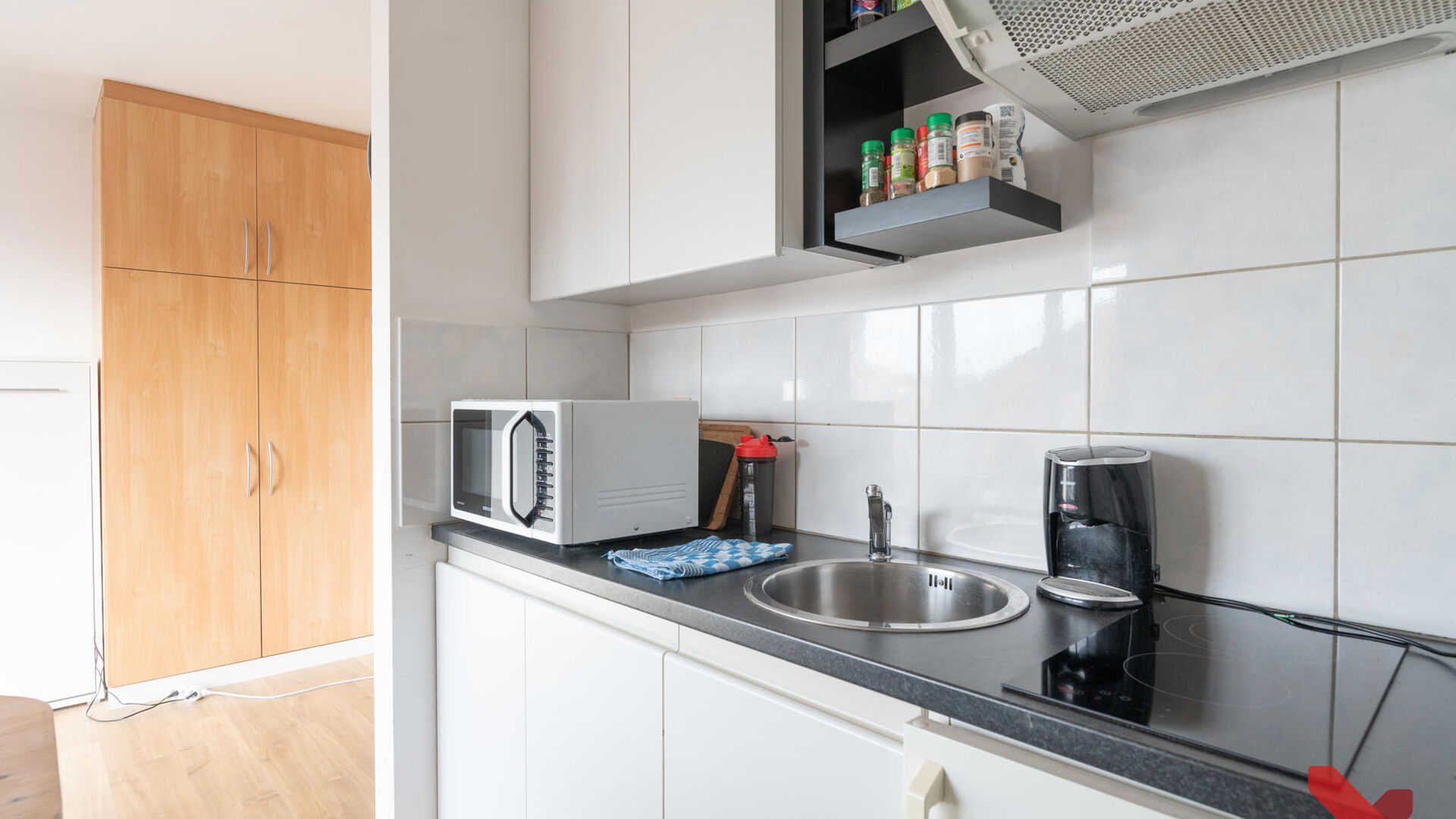 Gezellige studio in een rustige buurt 

Deze praktisch ingerichte studio met opklapbed is gelegen in hartje Leuven en beschikt over een lichtrijke leefruimte met open keuken en bureauruimte.  

De keuken is voorzien van een 2-pits keramische kookplaat, ee