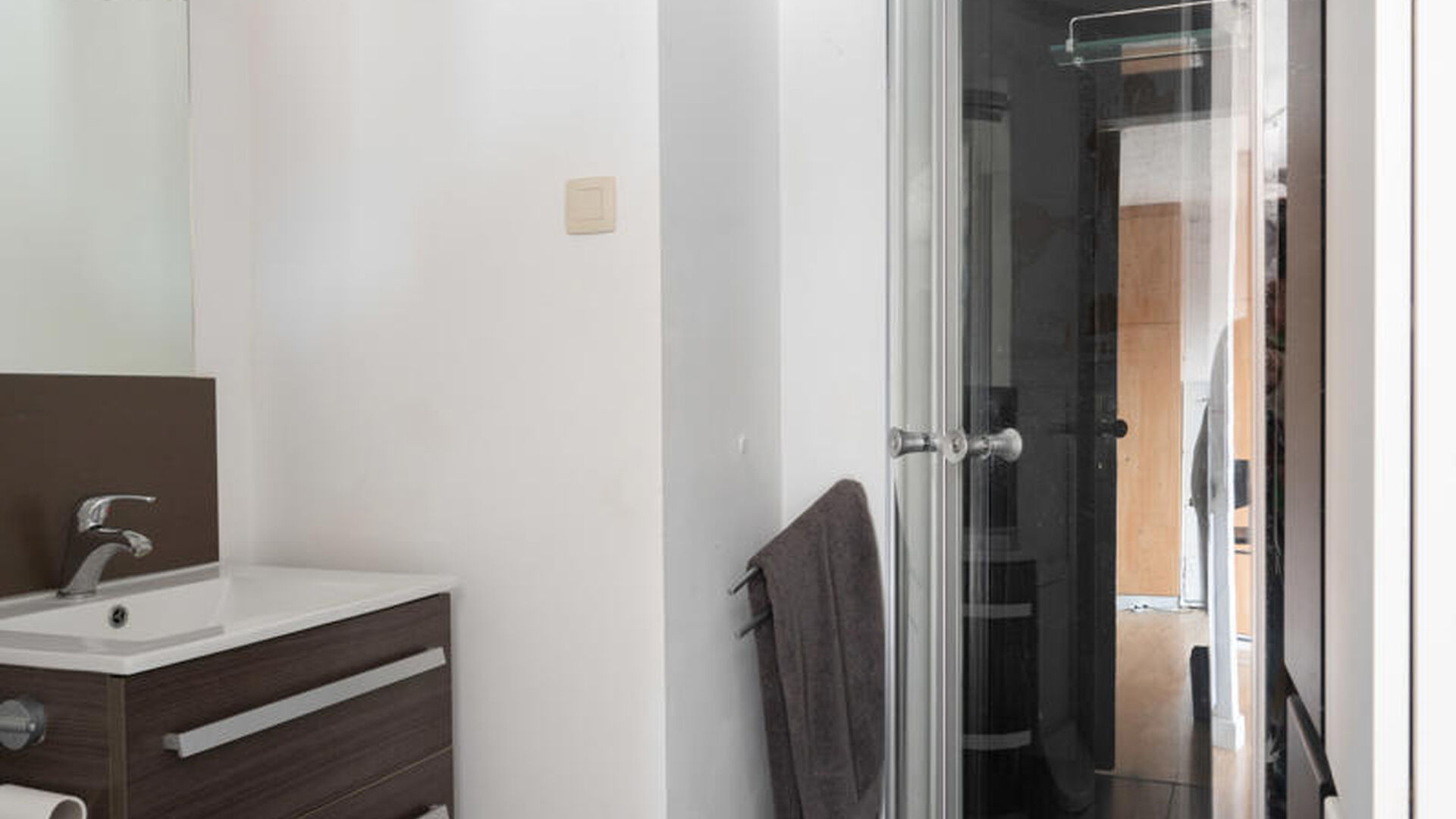 Gezellige studio in een rustige buurt 

Deze praktisch ingerichte studio met opklapbed is gelegen in hartje Leuven en beschikt over een lichtrijke leefruimte met open keuken en bureauruimte.  

De keuken is voorzien van een 2-pits keramische kookplaat, ee