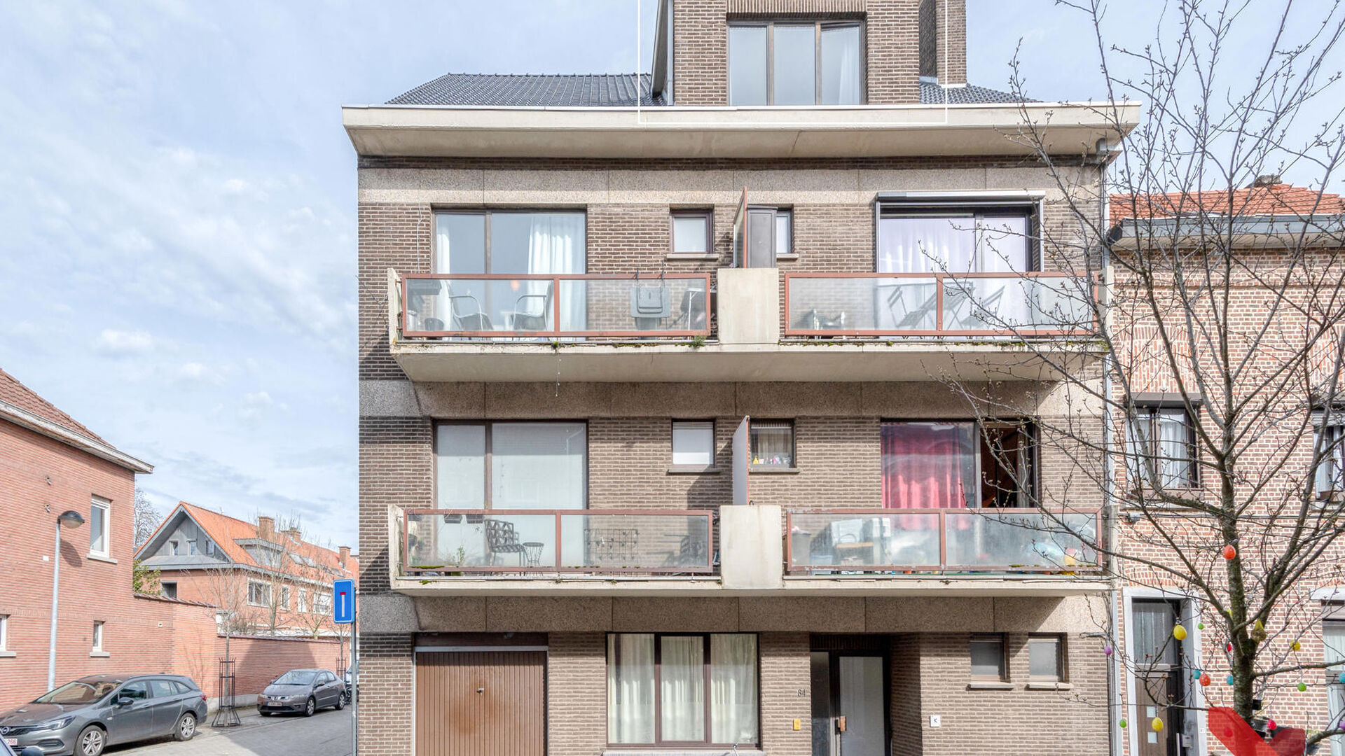 Gezellige studio in een rustige buurt 

Deze praktisch ingerichte studio met opklapbed is gelegen in hartje Leuven en beschikt over een lichtrijke leefruimte met open keuken en bureauruimte.  

De keuken is voorzien van een 2-pits keramische kookplaat, ee