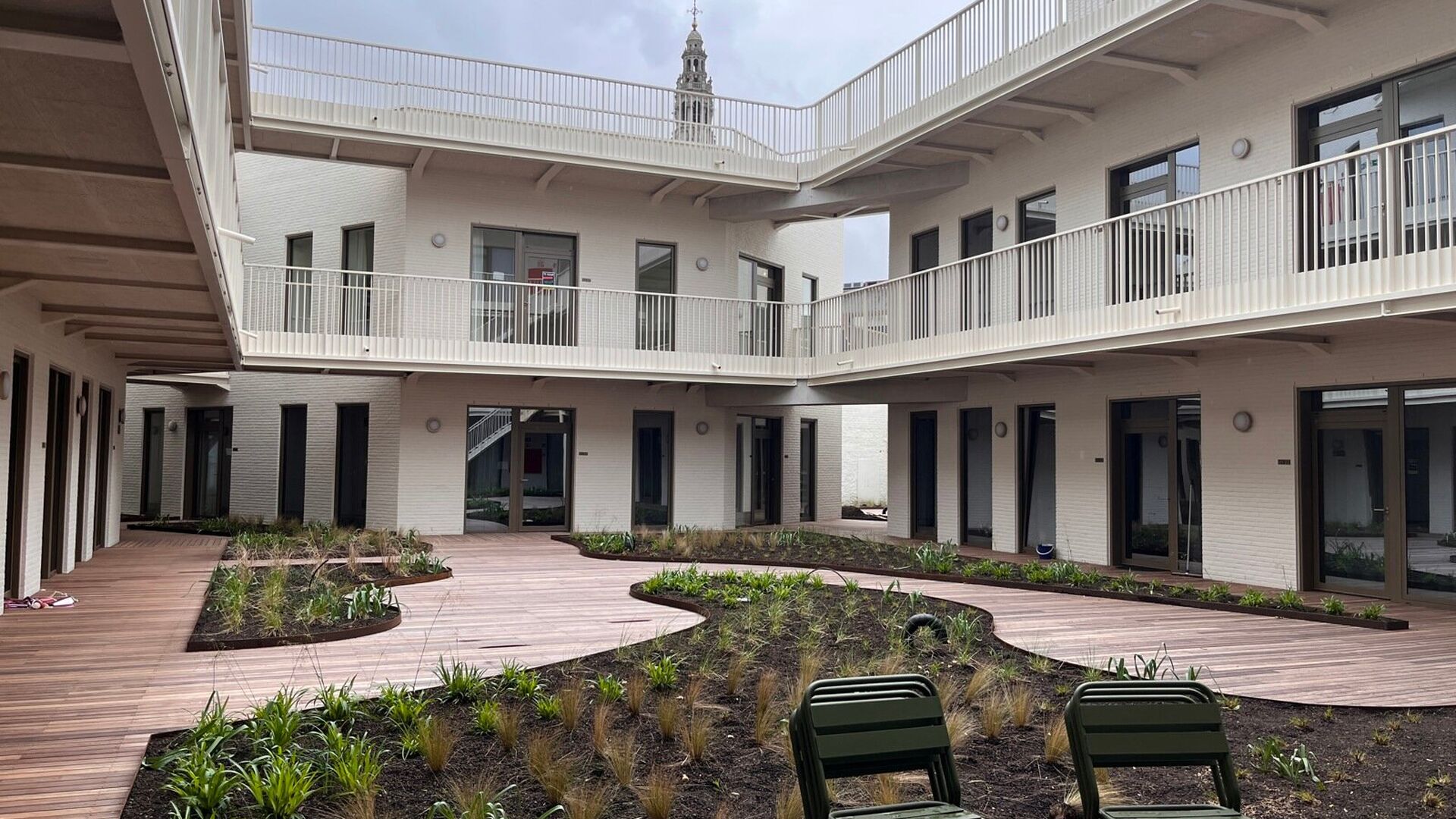 Residentie YOU, in het midden op de Bondgenotenlaan, is de nieuwe hotspot voor studenten. Deze gezellige studio is achteraan gelegen op tuinniveau en meet 28 m². De studio omvat een bureau, eettafel, volledig ingerichte keuken, ingebouwde kleerkast, dubb