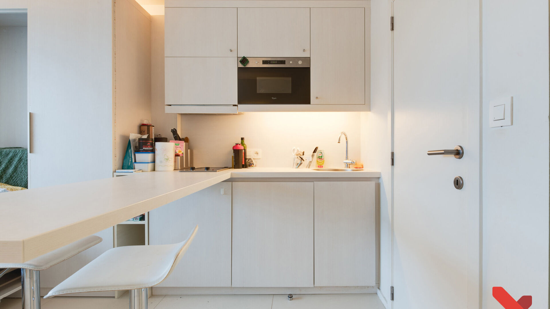 Welkom in deze ruime studentenstudio gelegen in hartje Leuven!
Deze ruime studio beschikt over een geïnstalleerde kitchenette, eigen sanitair en een geïnstalleerd meubel met opklapbaarbed.
Dankzij de grote raampartijen kan u tevens genieten van aangena