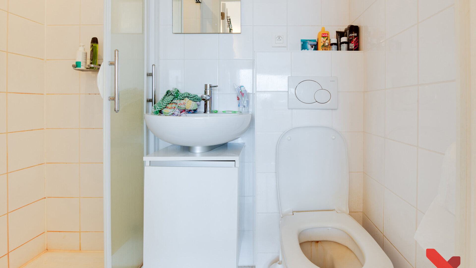 Welkom in deze ruime studentenstudio gelegen in hartje Leuven!
Deze ruime studio beschikt over een geïnstalleerde kitchenette, eigen sanitair en een geïnstalleerd meubel met opklapbaarbed.
Dankzij de grote raampartijen kan u tevens genieten van aangena