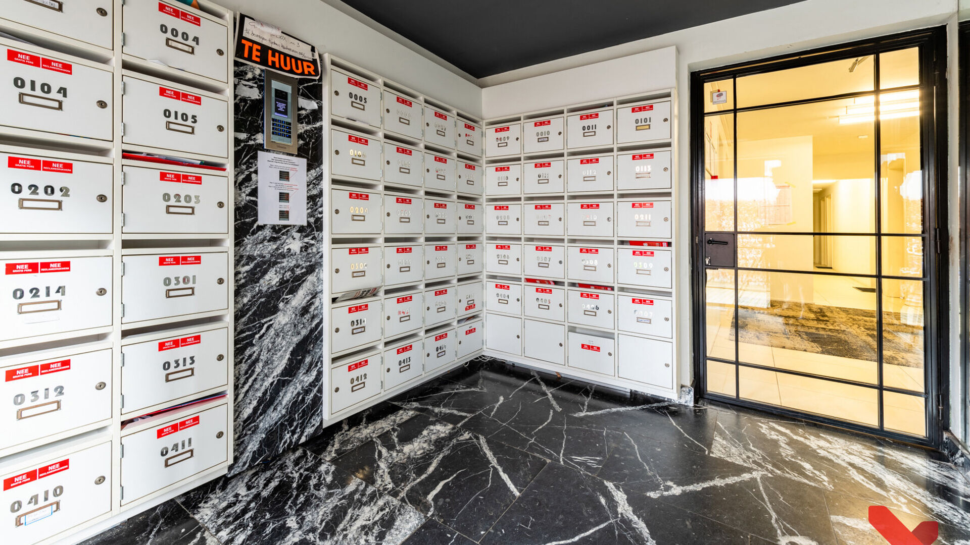 Welkom in deze ruime studentenstudio gelegen in hartje Leuven!
Deze ruime studio beschikt over een geïnstalleerde kitchenette, eigen sanitair en een geïnstalleerd meubel met opklapbaarbed.
Dankzij de grote raampartijen kan u tevens genieten van aangena