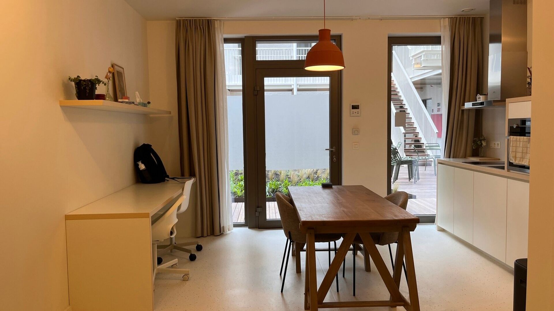 ENKEL VOOR STUDENTEN!
Residentie YOU, in het midden op de Bondgenotenlaan, is de nieuwe hotspot voor studenten. Deze gezellige studio is achteraan gelegen op tuinniveau en meet 28 m². De studio omvat een bureau, eettafel, volledig ingerichte keuken, ing
