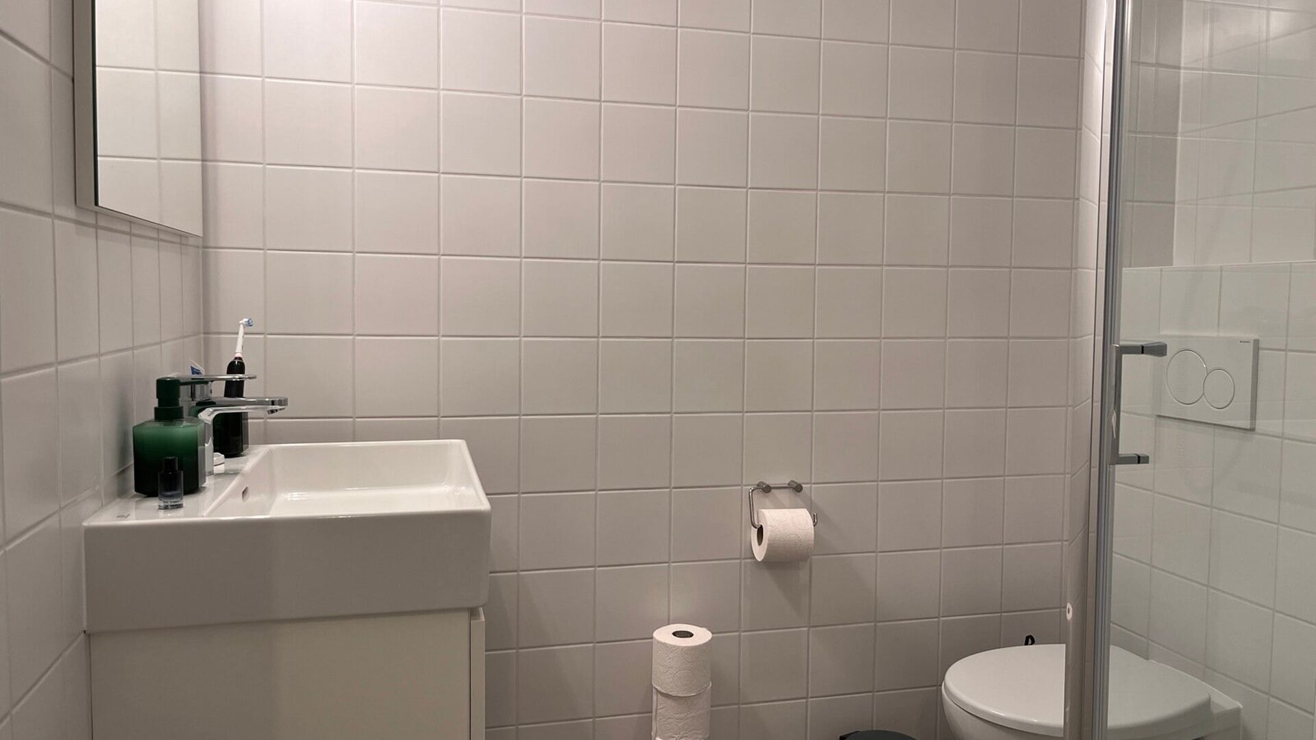 ENKEL VOOR STUDENTEN!
Residentie YOU, in het midden op de Bondgenotenlaan, is de nieuwe hotspot voor studenten. Deze gezellige studio is achteraan gelegen op tuinniveau en meet 28 m². De studio omvat een bureau, eettafel, volledig ingerichte keuken, ing