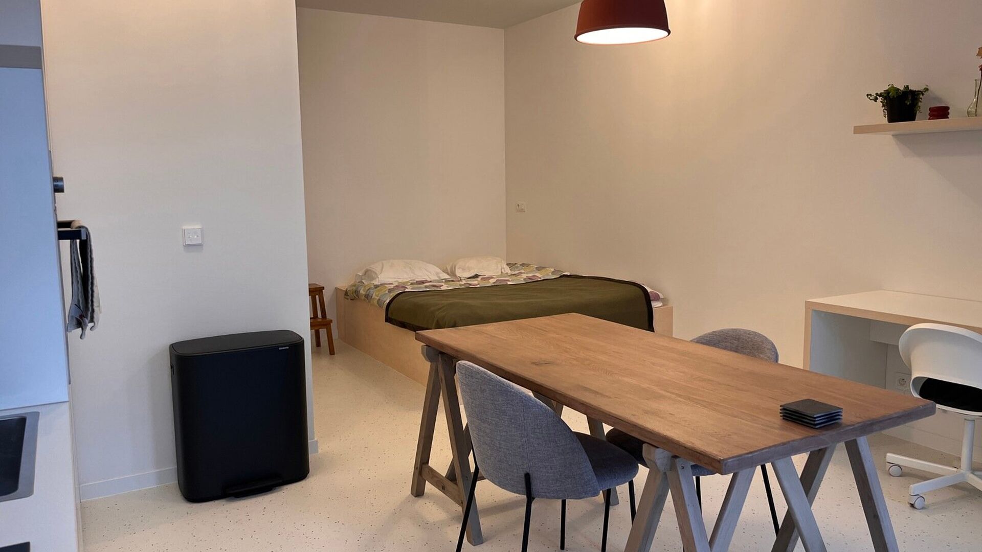 ENKEL VOOR STUDENTEN!
Residentie YOU, in het midden op de Bondgenotenlaan, is de nieuwe hotspot voor studenten. Deze gezellige studio is achteraan gelegen op tuinniveau en meet 28 m². De studio omvat een bureau, eettafel, volledig ingerichte keuken, ing