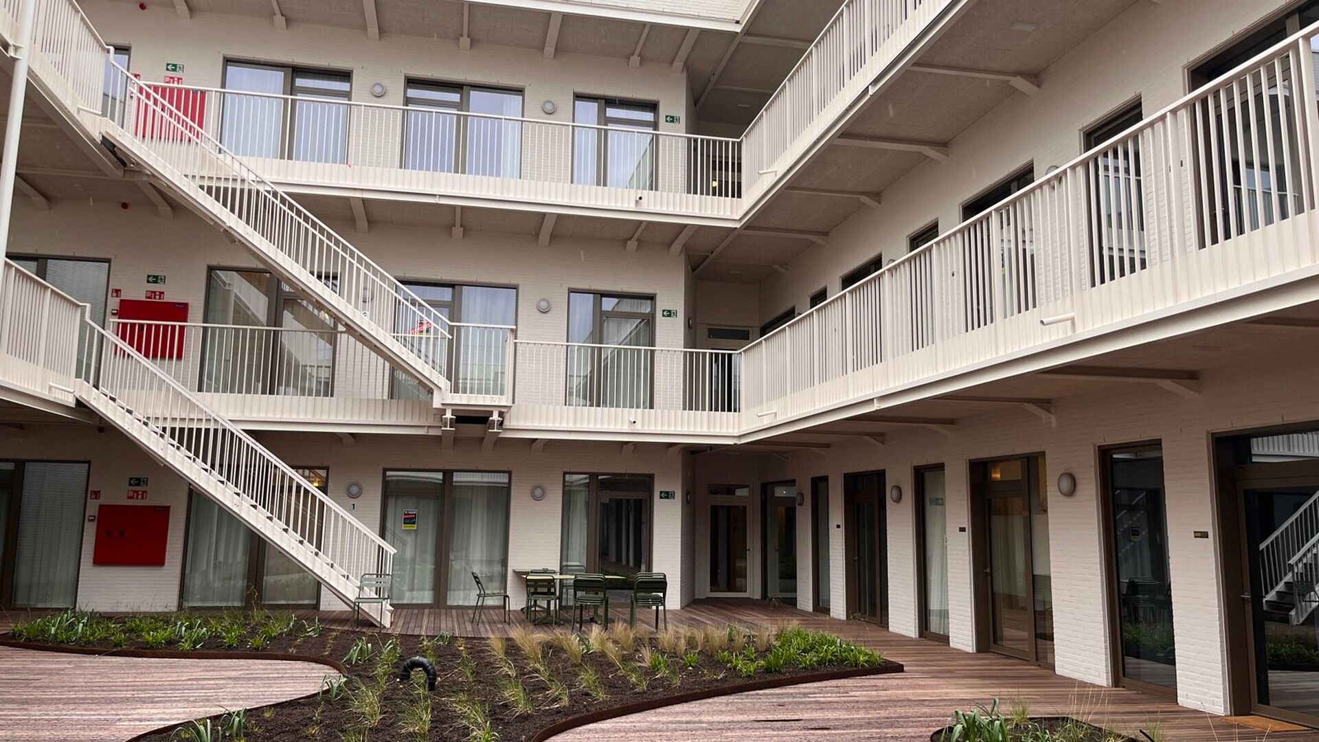 ENKEL VOOR STUDENTEN!
Residentie YOU, in het midden op de Bondgenotenlaan, is de nieuwe hotspot voor studenten. Deze gezellige studio is achteraan gelegen op tuinniveau en meet 28 m². De studio omvat een bureau, eettafel, volledig ingerichte keuken, ing