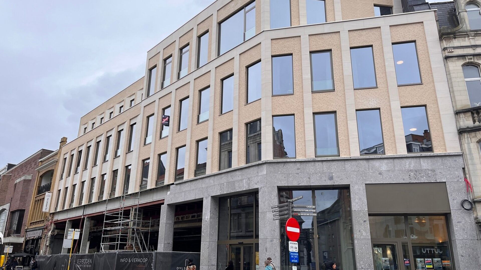 ENKEL VOOR STUDENTEN!
Residentie YOU, in het midden op de Bondgenotenlaan, is de nieuwe hotspot voor studenten. Deze gezellige studio is achteraan gelegen op tuinniveau en meet 28 m². De studio omvat een bureau, eettafel, volledig ingerichte keuken, ing