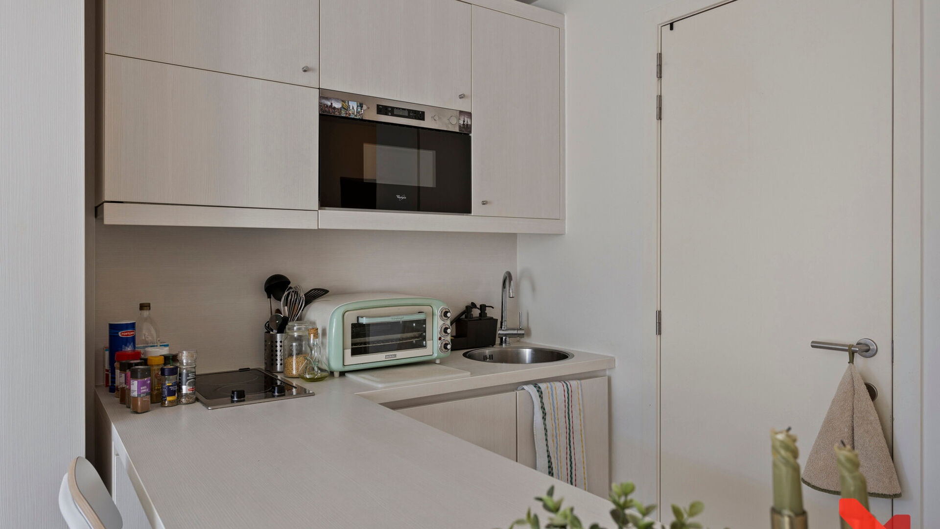 Welkom in deze comfortabele studentenstudio, ideaal gelegen voor een zorgeloze studententijd!
Deze studio is louter voor individueel gebruik en is volledig ingericht met een bed, bureau, tafel, boekenrek en kleerkast. Daarnaast beschikt de studio over ee