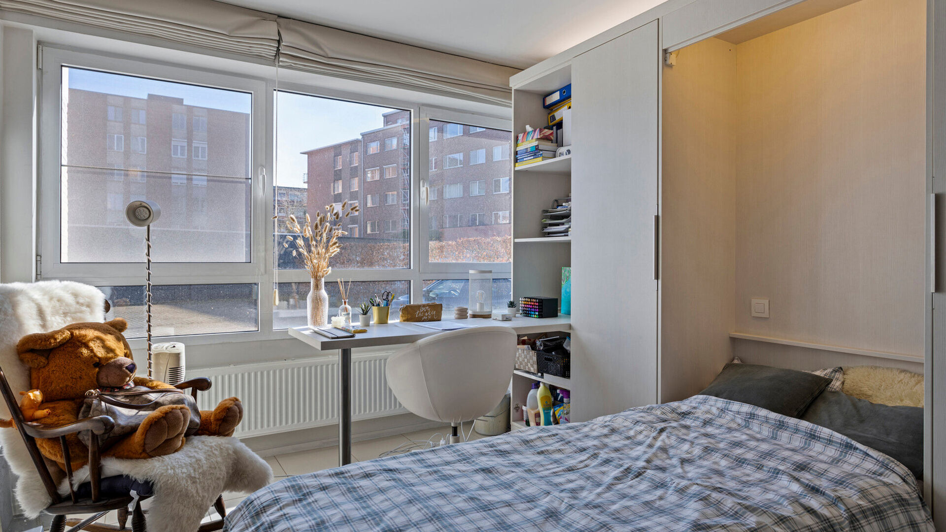 Welkom in deze comfortabele studentenstudio, ideaal gelegen voor een zorgeloze studententijd!
Deze studio is louter voor individueel gebruik en is volledig ingericht met een bed, bureau, tafel, boekenrek en kleerkast. Daarnaast beschikt de studio over ee