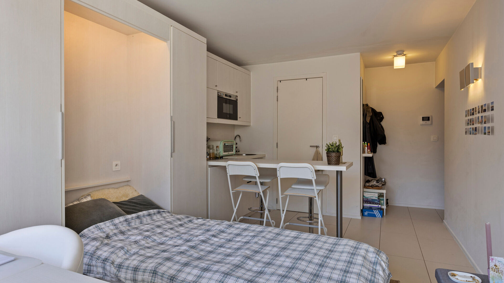 Welkom in deze comfortabele studentenstudio, ideaal gelegen voor een zorgeloze studententijd!
Deze studio is louter voor individueel gebruik en is volledig ingericht met een bed, bureau, tafel, boekenrek en kleerkast. Daarnaast beschikt de studio over ee