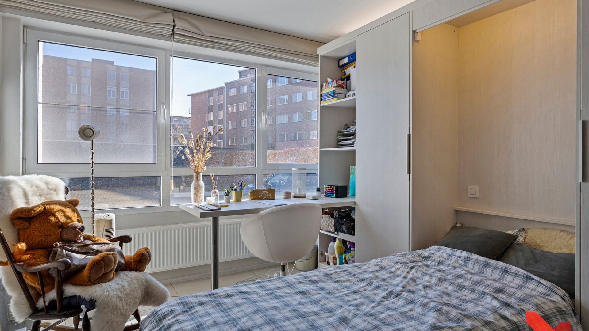 Welkom in deze comfortabele studentenstudio, ideaal gelegen voor een zorgeloze studententijd!
Deze studio is louter voor individueel gebruik en is volledig ingericht met een bed, bureau, tafel, boekenrek en kleerkast. Daarnaast beschikt de studio over ee