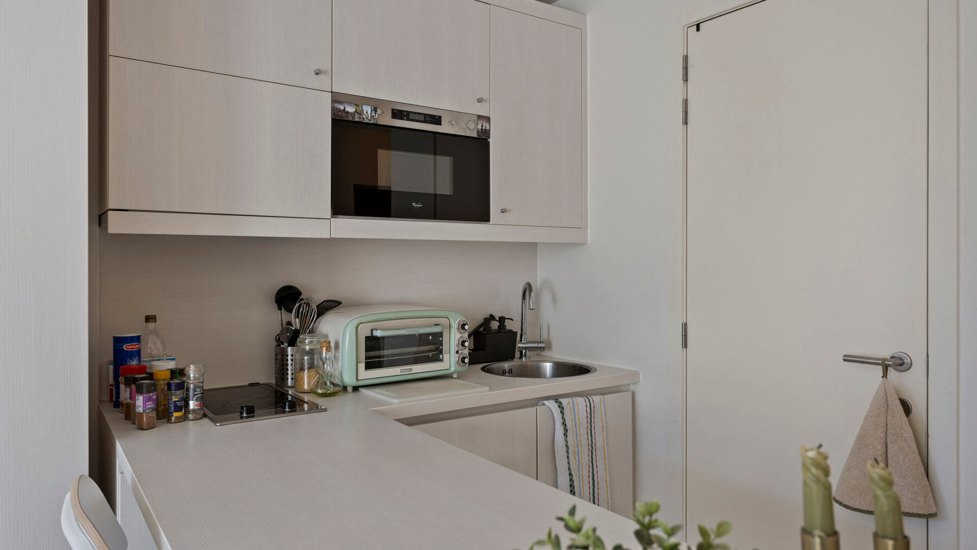 Welkom in deze comfortabele studentenstudio, ideaal gelegen voor een zorgeloze studententijd!
Deze studio is louter voor individueel gebruik en is volledig ingericht met een bed, bureau, tafel, boekenrek en kleerkast. Daarnaast beschikt de studio over ee