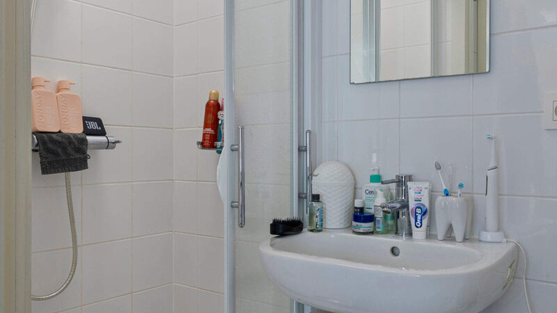 Welkom in deze comfortabele studentenstudio, ideaal gelegen voor een zorgeloze studententijd!
Deze studio is louter voor individueel gebruik en is volledig ingericht met een bed, bureau, tafel, boekenrek en kleerkast. Daarnaast beschikt de studio over ee