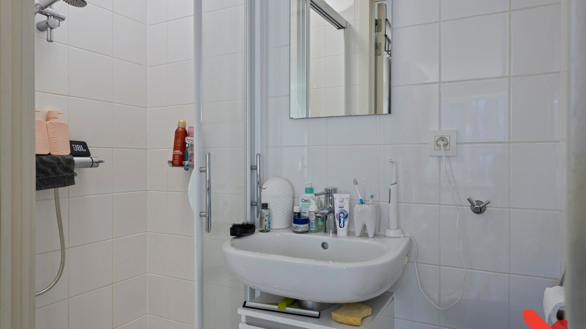 Welkom in deze comfortabele studentenstudio, ideaal gelegen voor een zorgeloze studententijd!
Deze studio is louter voor individueel gebruik en is volledig ingericht met een bed, bureau, tafel, boekenrek en kleerkast. Daarnaast beschikt de studio over ee