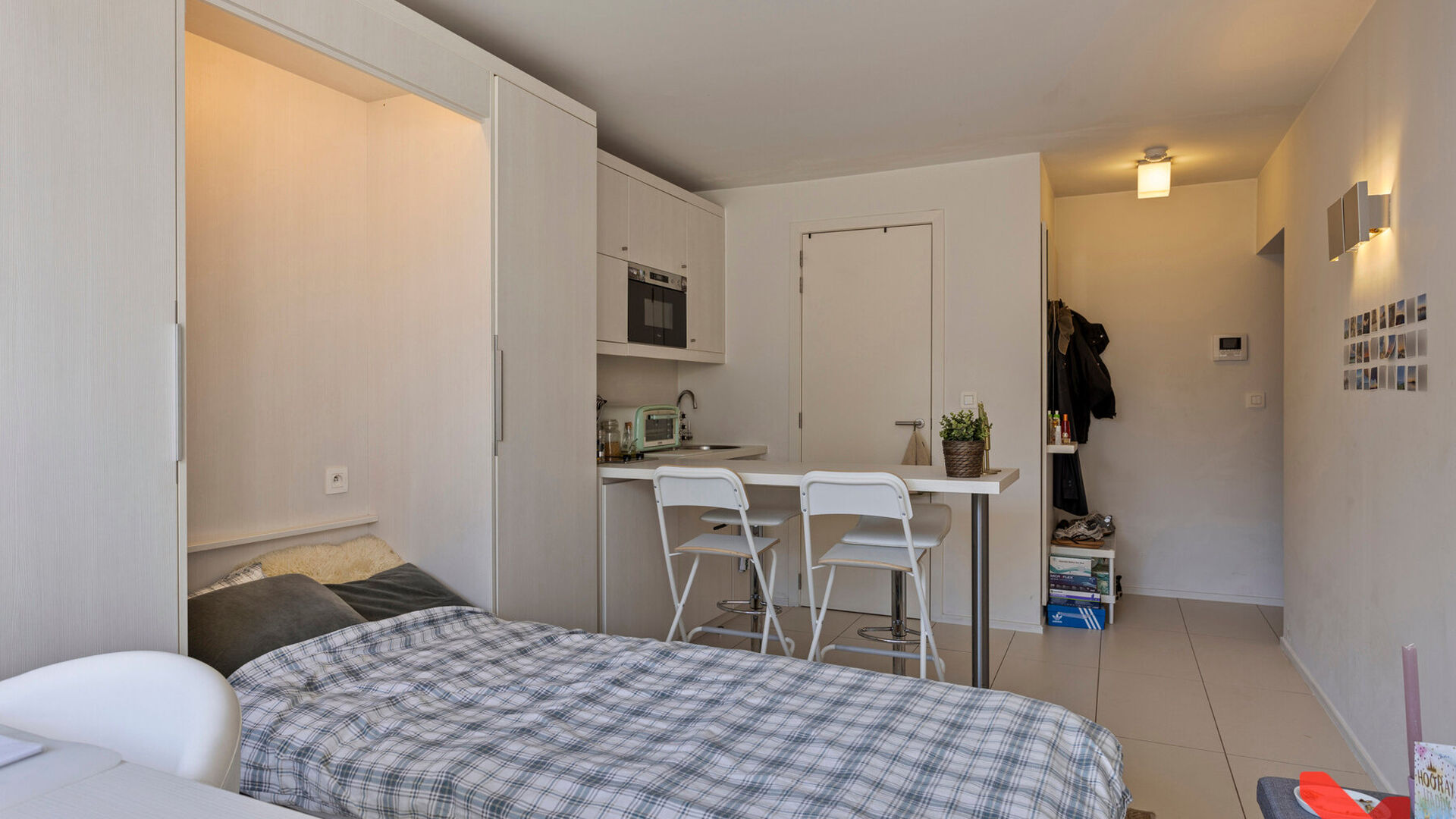 Welkom in deze comfortabele studentenstudio, ideaal gelegen voor een zorgeloze studententijd!
Deze studio is louter voor individueel gebruik en is volledig ingericht met een bed, bureau, tafel, boekenrek en kleerkast. Daarnaast beschikt de studio over ee