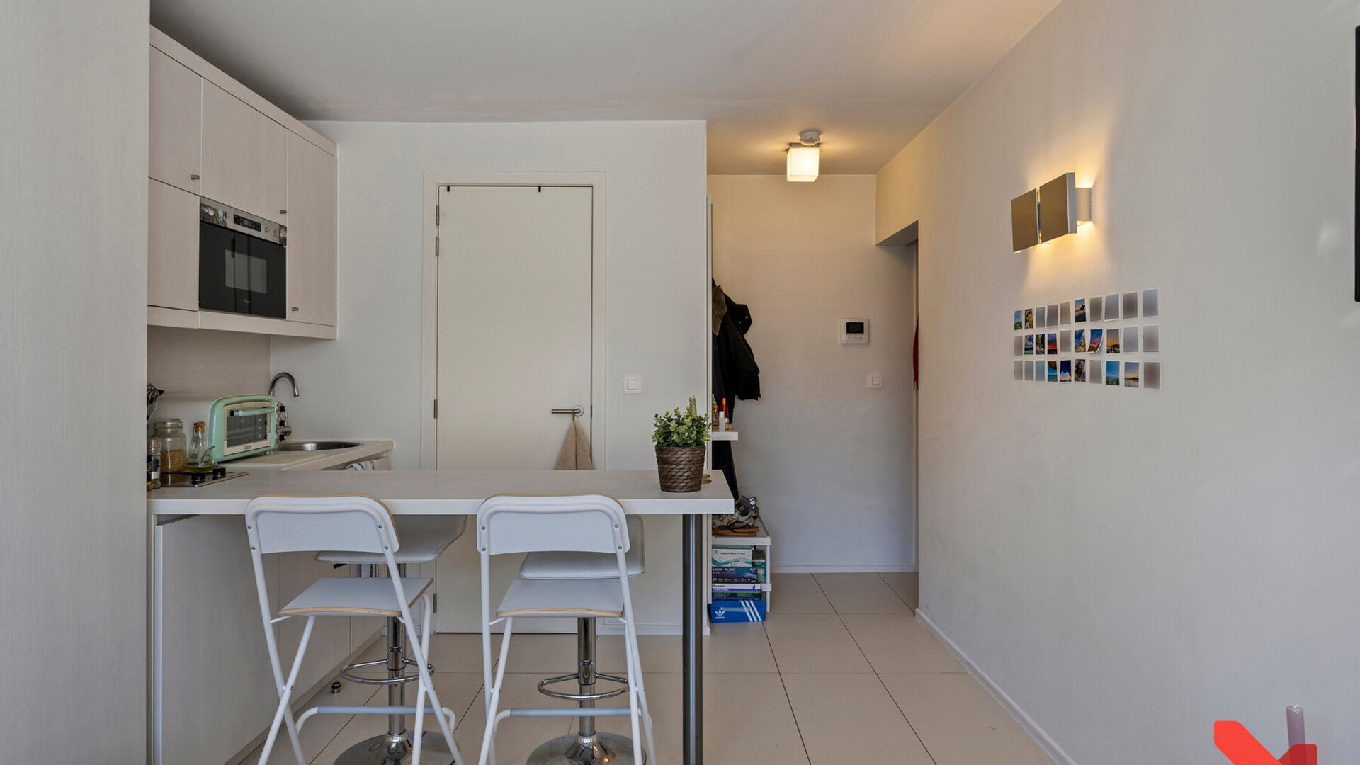 Welkom in deze comfortabele studentenstudio, ideaal gelegen voor een zorgeloze studententijd!
Deze studio is louter voor individueel gebruik en is volledig ingericht met een bed, bureau, tafel, boekenrek en kleerkast. Daarnaast beschikt de studio over ee