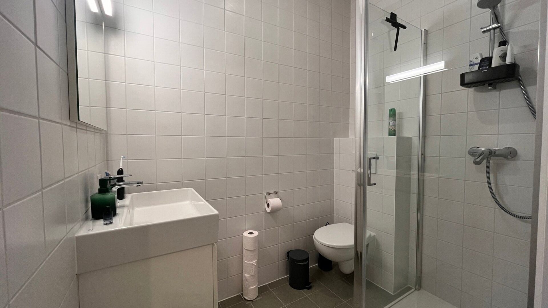 Residentie YOU, in het midden op de Bondgenotenlaan, is de nieuwe hotspot voor studenten. Deze gezellige studio is achteraan gelegen op tuinniveau en meet 28 m&sup2;. De studio omvat een bureau, eettafel, volledig ingerichte keuken, ingebouwde kleerkast, dubb
