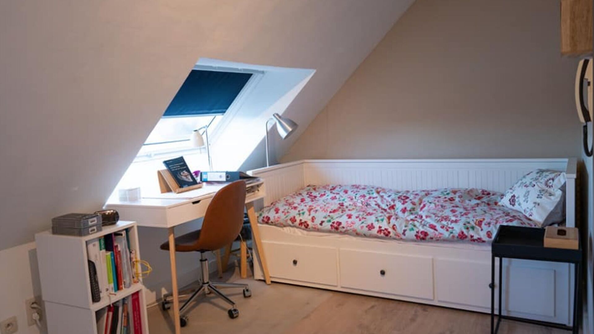 ENKEL VOOR STUDENTEN: Deze dakstudio is gelegen op de vierde verdieping van een kleinschalige residentie op de groene Kardinaal Mercierlaan. Hij is volledig gemeubeld met dubbel bed, bureau, tafel, ingebouwde kitchenette met frigo met diepvries, microgolf