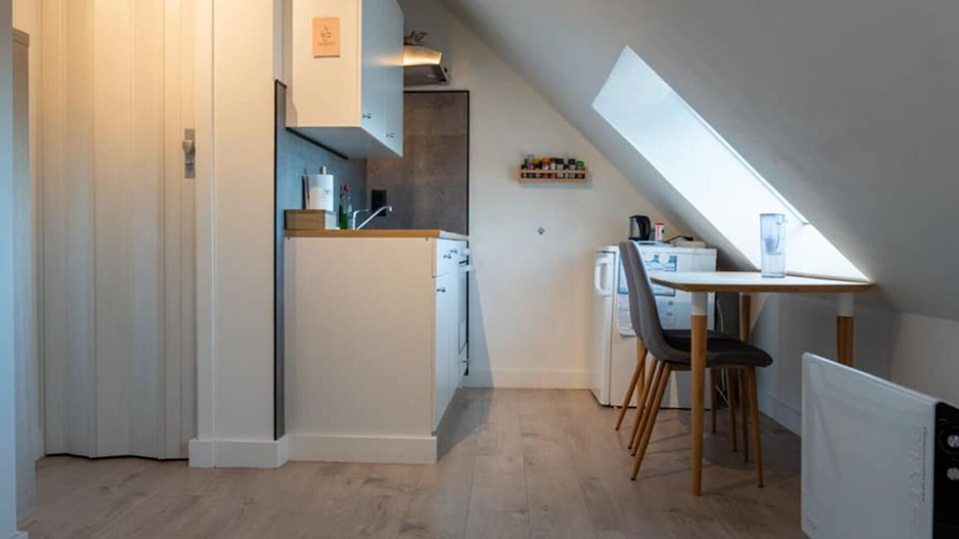 ENKEL VOOR STUDENTEN: Deze dakstudio is gelegen op de vierde verdieping van een kleinschalige residentie op de groene Kardinaal Mercierlaan. Hij is volledig gemeubeld met dubbel bed, bureau, tafel, ingebouwde kitchenette met frigo met diepvries, microgolf