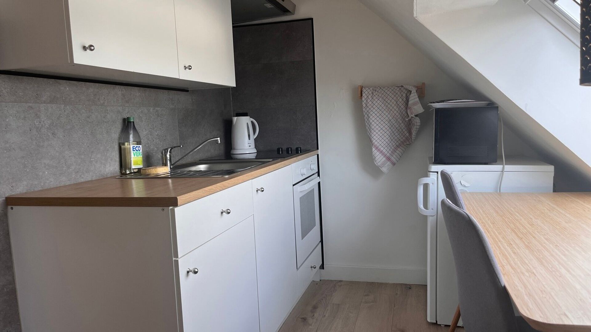 ENKEL VOOR STUDENTEN: Deze dakstudio is gelegen op de vierde verdieping van een kleinschalige residentie op de groene Kardinaal Mercierlaan. Hij is volledig gemeubeld met dubbel bed, bureau, tafel, ingebouwde kitchenette met frigo met diepvries, microgolf