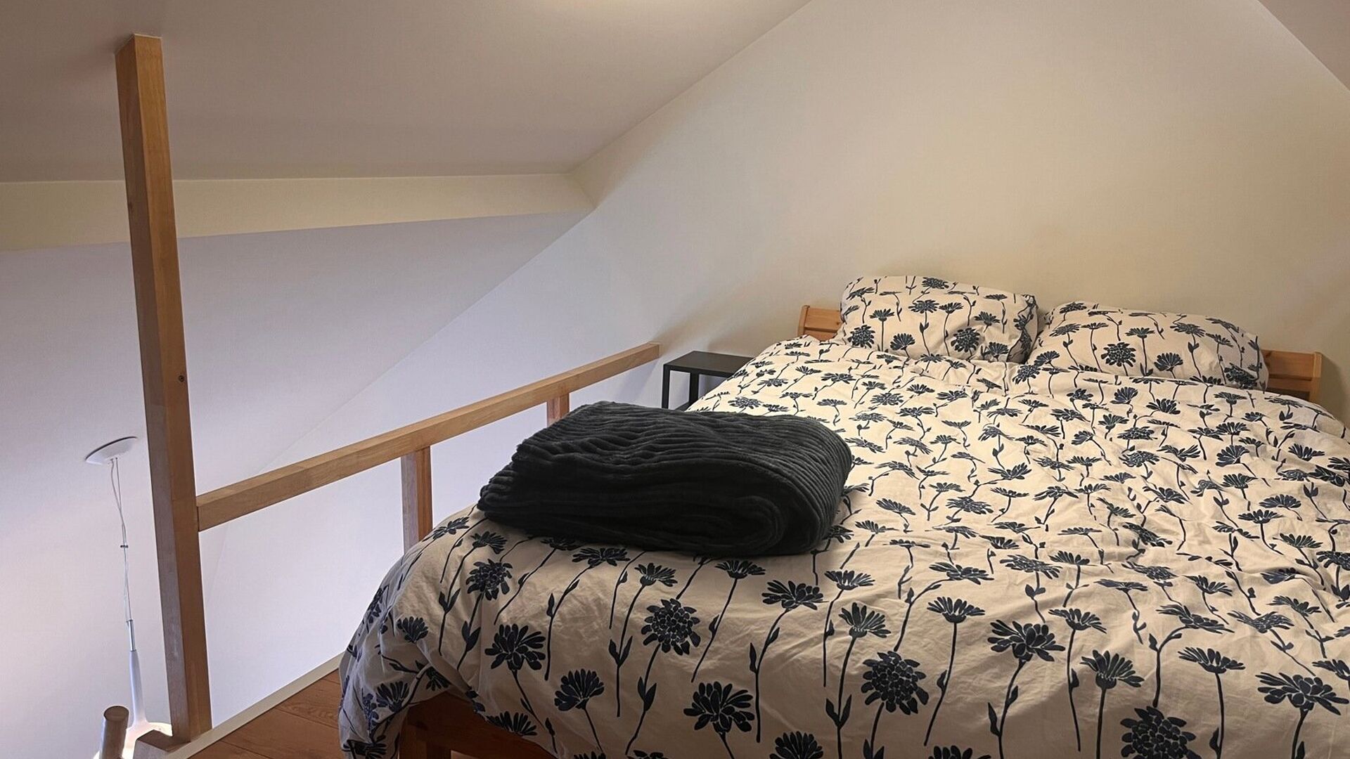 Leuke studio voor studenten te huur op toplocatie in Leuven.
Gelegen op het derde verdiep bevindt zich deze studio. Uitgerust met eigen keuken, bureau en een hoogslaper. In het gebouw is een lift aanwezig en in de kelder bevinden zich zowel was- als droo