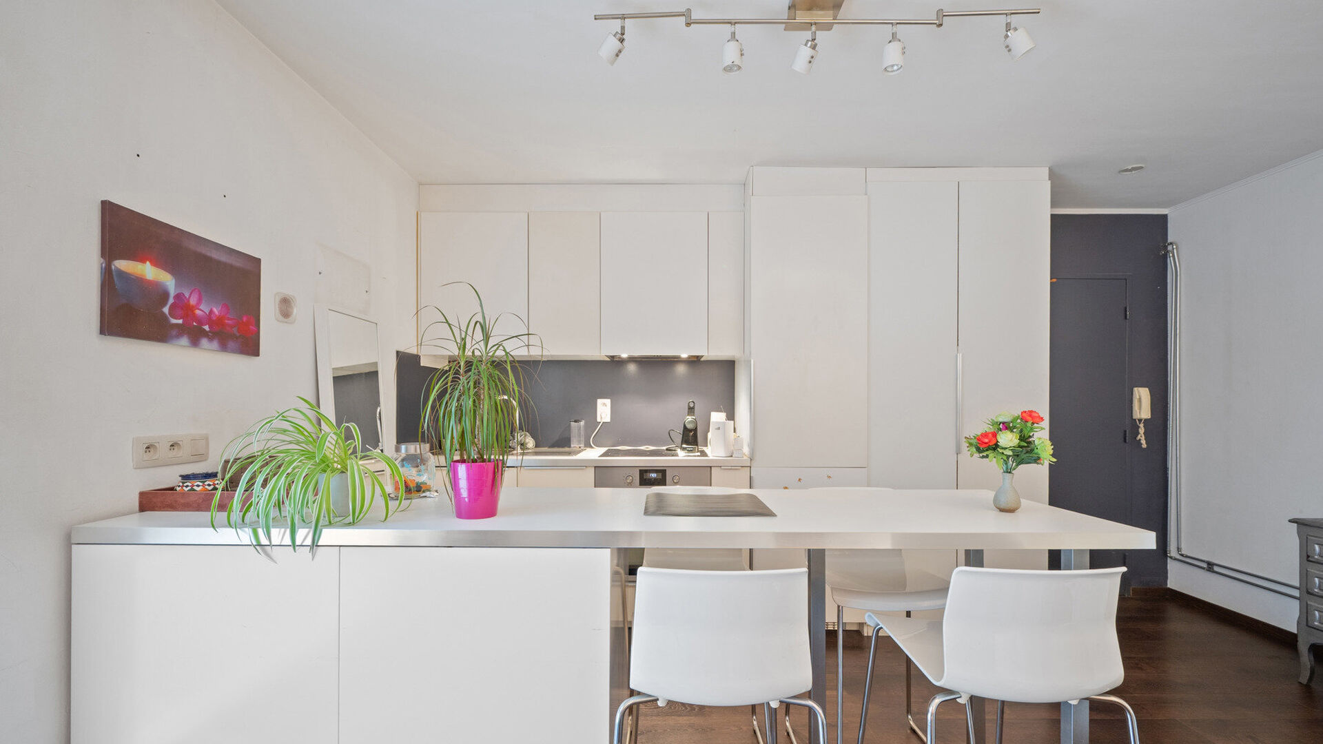 Welkom in Leuven! Op een uitstekende en centrale locatie, vlak bij het bruisende stadscentrum, bevindt zich deze charmante en lichtrijke gelijkvloerse studio van 30 m².
Hier woont u op wandelafstand van alles wat Leuven te bieden heeft. Gezellige winkel