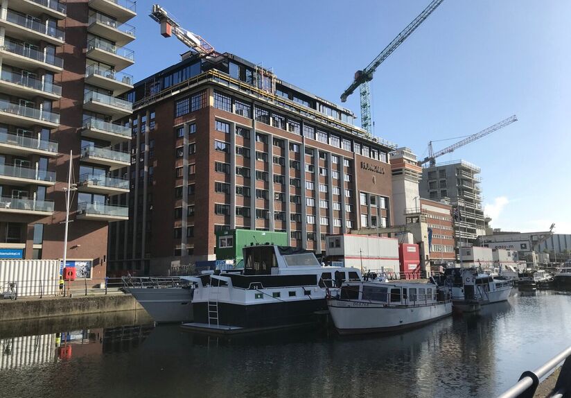 Appartement moderne à louer sur le site rénové du Vaartkom : Résidence I Love Hungaria sur la place de l'Anglais dans le nouveau quartier de Louvain sur le Vaartkom. Ce bâtiment est un bel exemple d'architecture innovante.  L'appartement se caractér