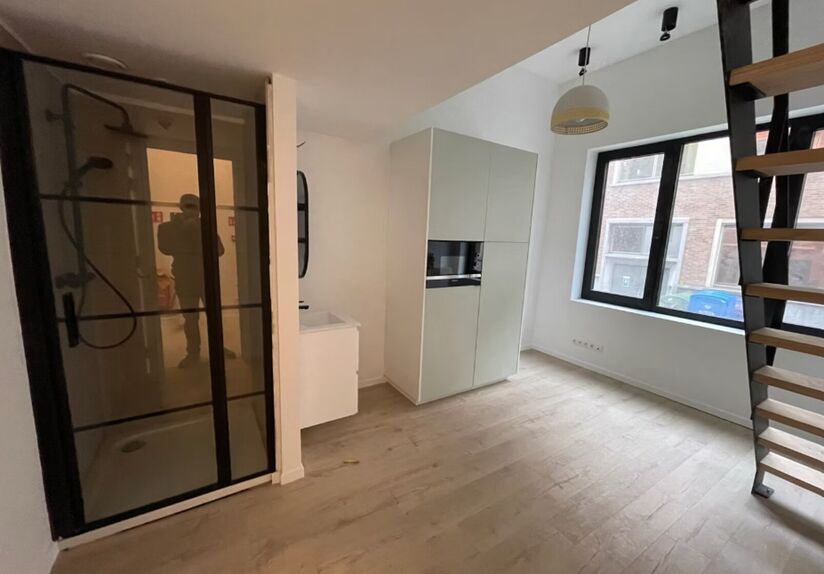Cette chambre pr&ecirc;te &agrave; emm&eacute;nager situ&eacute;e au Onze-Lievevrouwstraat 50 est id&eacute;ale pour toute personne recherchant le calme tout en restant &agrave; proximit&eacute; de la vie urbaine. Situ&eacute;e &agrave; seulement 350 m&egrave;tres du Jardin botanique, elle se trouve &agrave; distance d