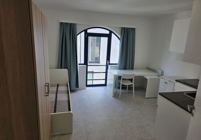 &Agrave; deux pas de Louvain, ce magnifique studio situ&eacute; dans la Leeuwerikenstraat, dans un quartier r&eacute;sidentiel calme &agrave; proximit&eacute; de Heverlee, est disponible pour la prochaine ann&eacute;e acad&eacute;mique.

&Agrave; distance de marche, vous trouverez un large choix de res