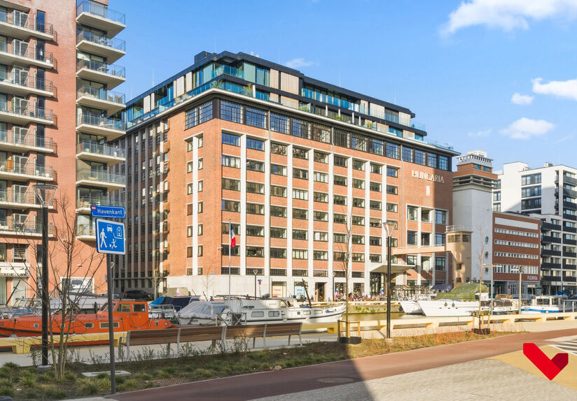 Vous recherchez un studio élégant et prêt à emménager, idéalement situé à Louvain ? Ce studio en duplex unique, situé au 6e étage de la résidence Hungaria, offre une combinaison exceptionnelle d'espace, de luminosité et de confort de vie conte