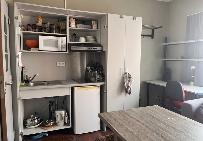 Deze gezellige, volledig gemeubelde studio is ideaal gelegen in de Diestsestraat 29B, op wandelafstand van de Grote Markt, winkels, restaurants en het openbaar vervoer. De studio bevindt zich aan de rustige achterzijde van het gebouw op de tweede verdiepi