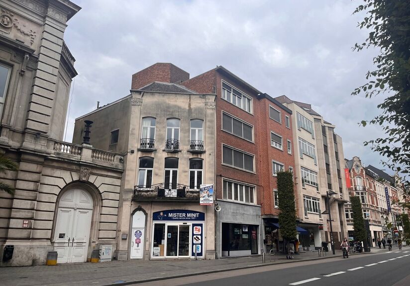 Licht en gezellig appartement met lift – ideaal voor alleenstaande of koppel
Dit aangename appartement is gelegen op de derde verdieping van een verzorgd gebouw met lift en geniet dankzij de ligging aan de voorzijde van een overvloed aan natuurlijk zon