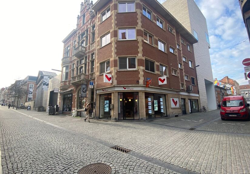 Welkom in Leuven! Op de eerste verdieping van een verzorgd gebouw aan de Savoyestraat 12 bevindt zich dit volledig gerenoveerde éénslaapkamerappartement. Het appartement werd in 2026 volledig gerenoveerd en combineert een moderne afwerking met aangename