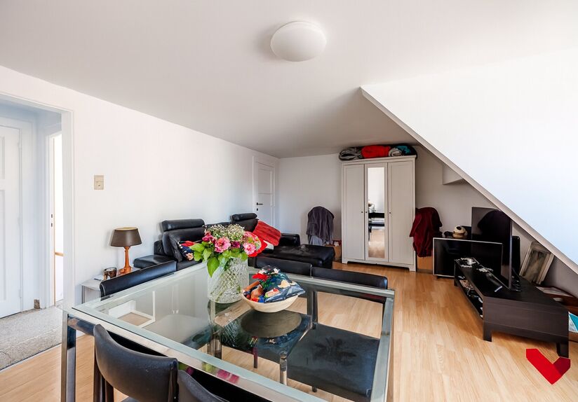 Te renoveren 1-slaapkamerappartement met inpandige garage in hartje Leuven
Ben je op zoek naar een charmant appartement in het bruisende centrum van Leuven? Dan is dit pand in de Ravenstraat, op de hoek met de Mussenstraat, misschien wel precies wat je z