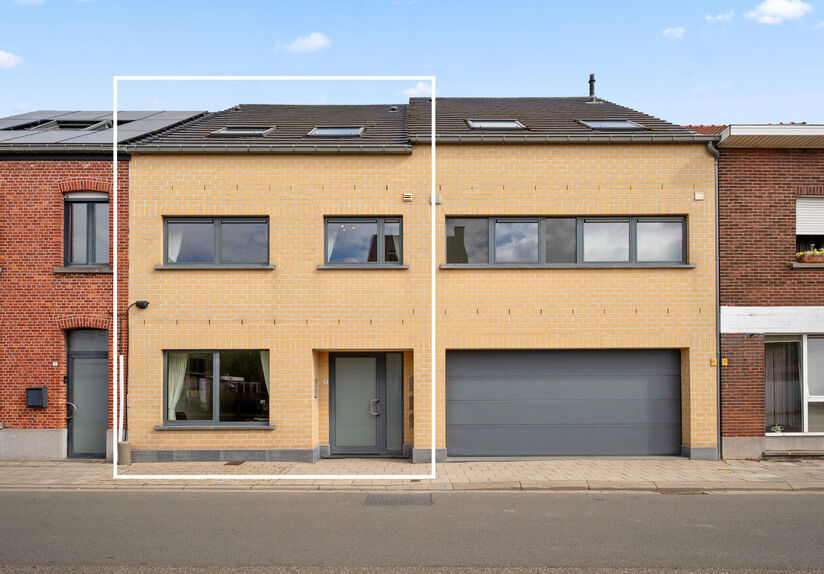Welkom in Wilsele! Op een boogscheut van Leuven, de vaart en de vijvers van Bellefroid vindt u deze ruime en instapklare combinatie van een studio op het gelijkvloers en een duplex op de eerste en tweede verdieping, die als één geheel wordt verkocht.
D