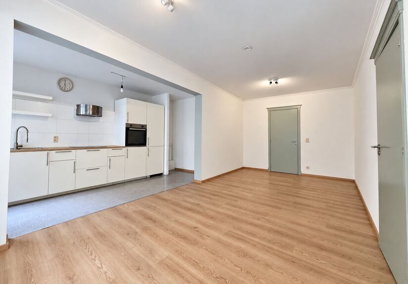 Welkom in Leuven! Ben je op zoek naar een gezellig, lichtrijk en instapklaar appartement op een absolute toplocatie? Dit gelijkvloerse appartement in Residentie Lovania is recent opgefrist en opnieuw geschilderd, waardoor het een frisse en verzorgde uitst