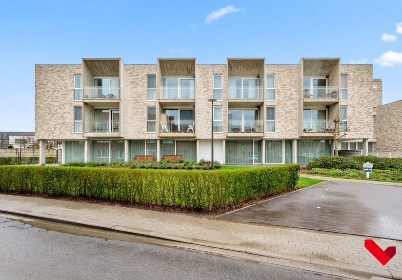 Welkom in Wilsele! Deze prachtige assistentiewoning is gelegen op de gelijkvloerse verdieping van residentie "Goodlife", een kleinschalige residentie met 36 eenheden waar het heerlijk vertoeven is met alle diensten en zorg binnen handbereik. Zo is er een 