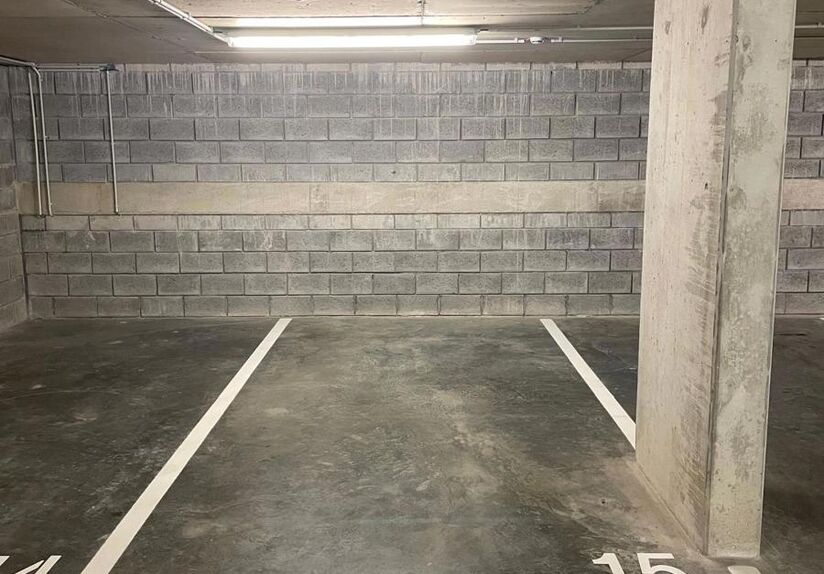 Ontdek de perfecte parkeeroplossing in het bruisende hart van Leuven! Deze autostaanplaats is gelegen op een uitstekende locatie en is daarnaast beveiligd met een automatische poort. De autostaanplaats is toegankelijk met een sleutel en een badge.
Kenmer