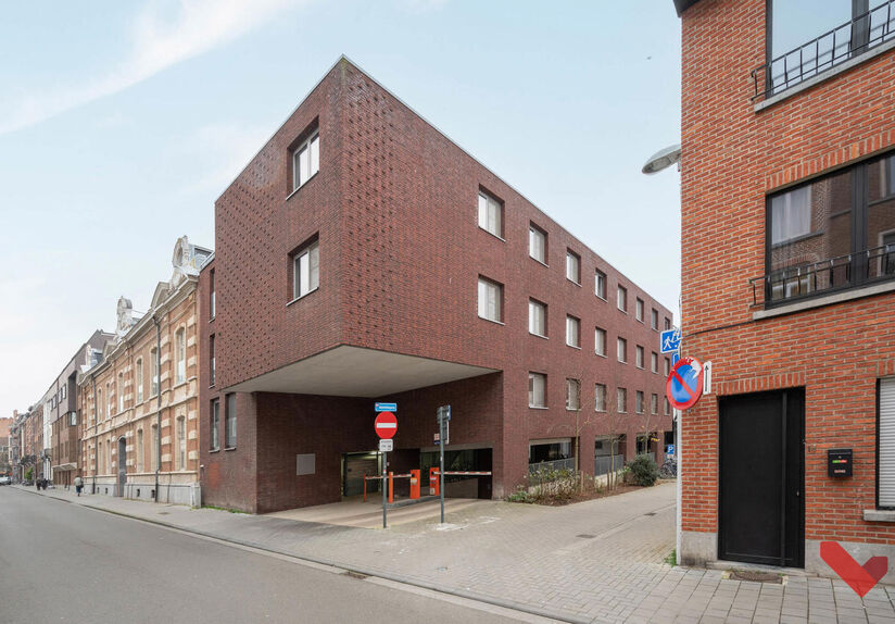 Welkom in Leuven! Deze ruime ondergrondse autostaanplaats bevindt zich in Residentie Cartijnenveld, gelegen op een gunstige locatie in het centrum van Leuven. De parkeergarage heeft een elektrisch aflsuitbare poort en garandeert dus een veilige staanplaat