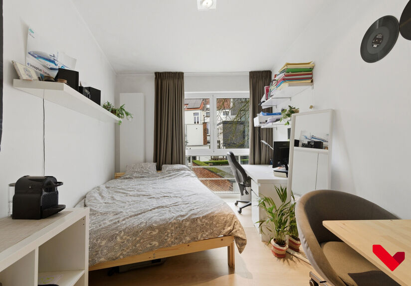 Bienvenue &agrave; Louvain ! Ce studio confortable est situ&eacute; dans la dynamique Tiensestraat, un quartier r&eacute;put&eacute; non seulement pour son ambiance anim&eacute;e, mais aussi pour son excellente accessibilit&eacute;. Les transports en commun, les commerces et les infrastruct