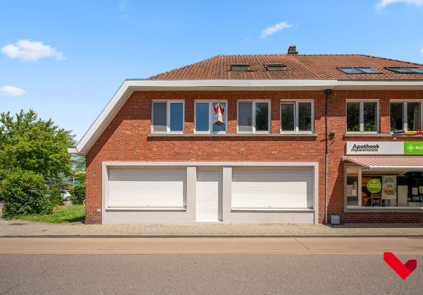 Bienvenue à Kessel-Lo ! Ce charmant appartement en duplex bénéficie d'une situation idéale, à proximité du centre de Louvain. Commerces, écoles, transports en commun et diverses installations sportives et de loisirs sont accessibles à pied ou à v