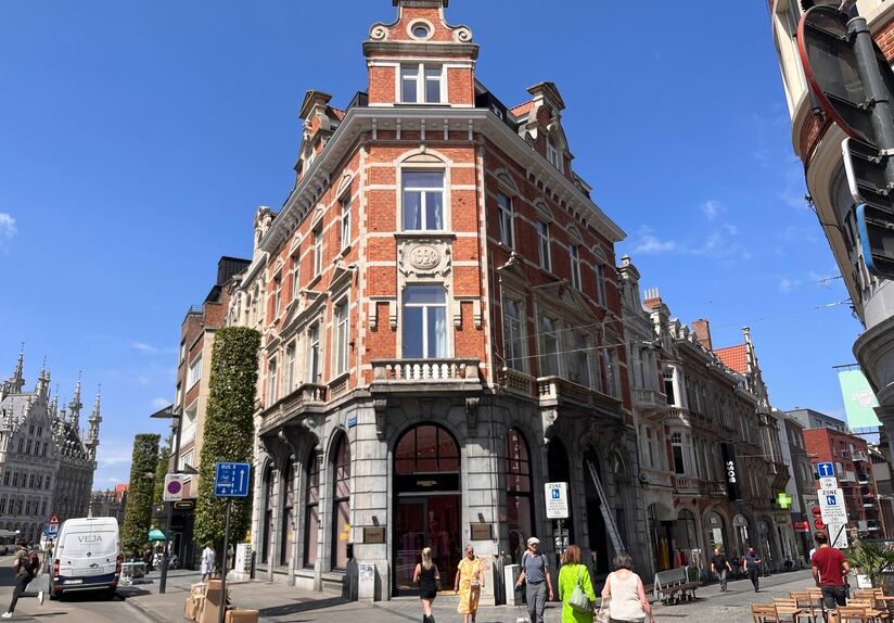 Welcome to this spacious duplex apartment in the heart of Leuven!
This move-in ready duplex is located right in the city center. It is ideal for anyone looking to enjoy the vibrant city atmosphere combined with excellent accessibility. The train station,